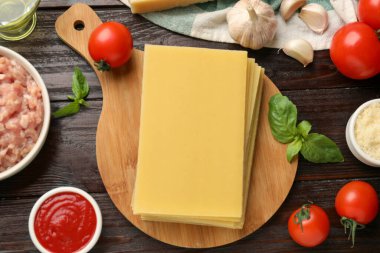 Lazanya malzemeleri ahşap masada, düz yerde.