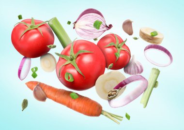 Açık mavi arka planda farklı taze sebze ve baharatlar.