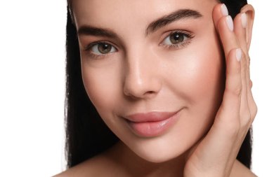 Beyaz arka planda sağlıklı ciltli güzel bir kadın, yakın plan.