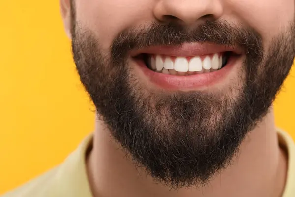 Hombre Con Los Dientes Limpios Sonriendo Sobre Fondo Amarillo Primer — Foto de Stock