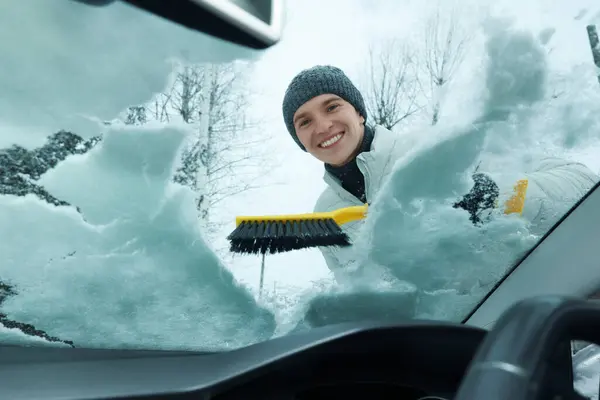Mann Räumt Schnee Von Autoscheibe Blick Von Innen — Stockfoto