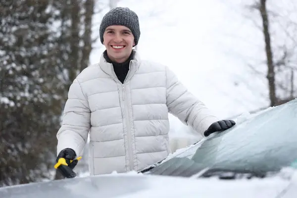 Mann Räumt Schnee Von Motorhaube Freien — Stockfoto