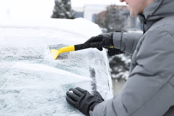Mężczyzna Czyszczący Śnieg Przedniej Szyby Samochodu Zewnątrz Zbliżenie — Zdjęcie stockowe