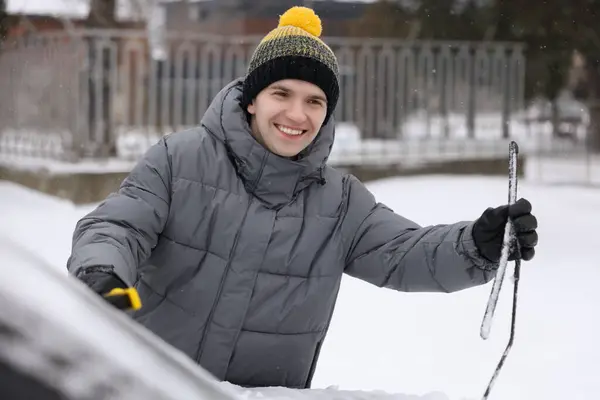 Mann Räumt Schnee Mit Bürste Aus Auto — Stockfoto