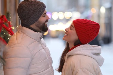 Güzel bir çift şehir caddesinde birlikte vakit geçiriyor.