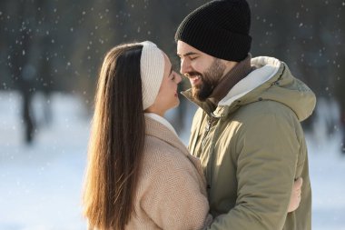 Güzel genç çift kış gününün tadını çıkarıyor.