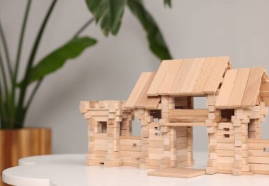 Beyaz masadaki ahşap giriş kapısı bulanık arkaplan, metin için boşluk. Çocuk oyuncağı.