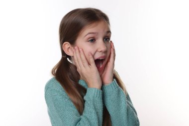 Beyaz arka planda şaşırmış bir kızın portresi