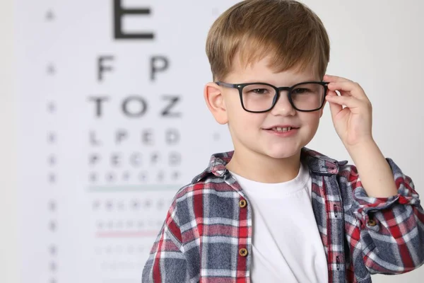 Malý Chlapec Brýlemi Proti Grafu Testů Zraku — Stock fotografie