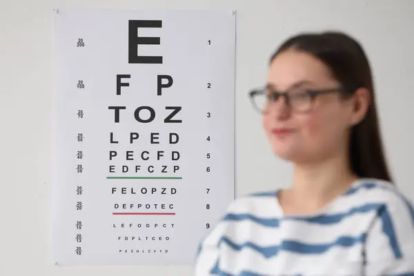Jovem Com Óculos Contra Gráfico Teste Visão Foco Seletivo — Fotografia de Stock