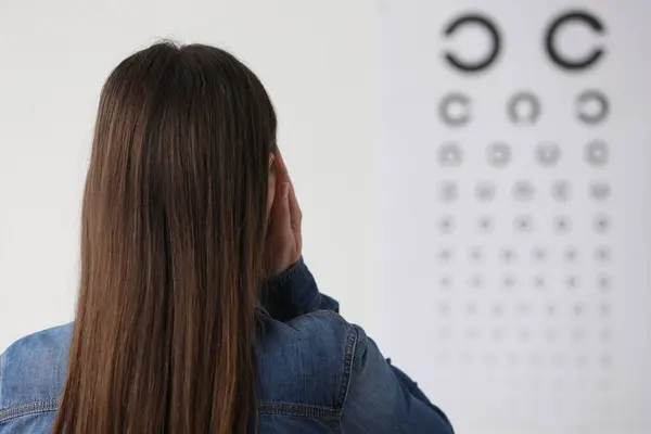 Exame Visual Jovem Mulher Olhando Para Gráfico Teste Visão Dentro — Fotografia de Stock
