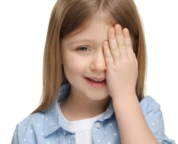 Menina Cobrindo Seu Olho Fundo Branco — Fotografia de Stock