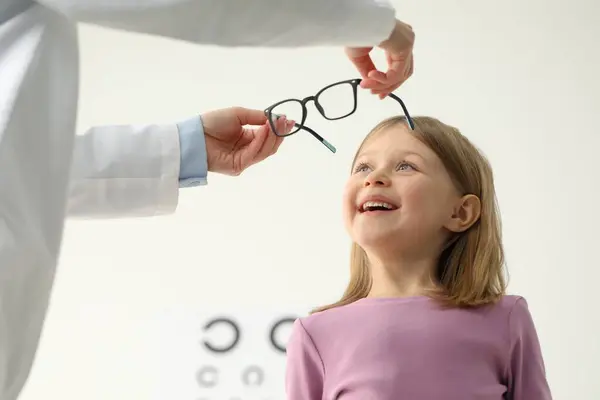 Teste Visão Oftalmologista Dando Óculos Para Menina Dentro Casa Visão — Fotografia de Stock