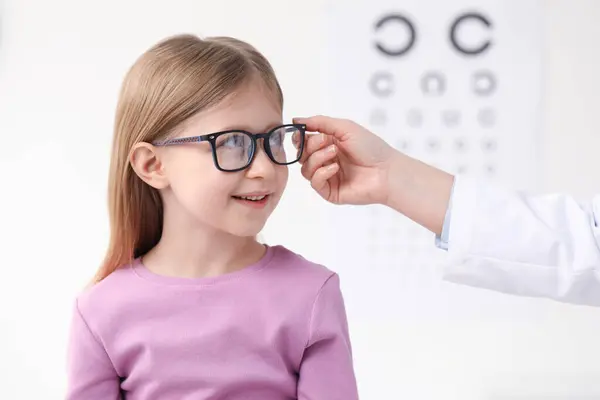 Test Wzroku Mała Dziewczynka Próbuje Okularów Gabinecie Okulisty — Zdjęcie stockowe