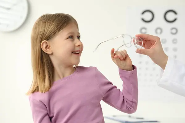 Test Wzroku Okulista Daje Okulary Małej Dziewczynce Domu — Zdjęcie stockowe