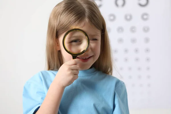 Mała Dziewczynka Szkłem Powiększającym Wykresie Testu Wzroku — Zdjęcie stockowe