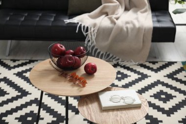 Kırmızı elmalar, kuru okaliptüs dalı, odadaki yuva masaları üzerine kitap ve bardaklar, metin için yer