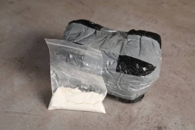 Gri desenli masada üzerinde uyuşturucu bulunan paketler