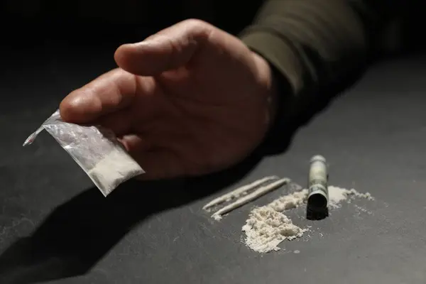 Drogadicción Hombre Con Cocaína Billete Dólar Enrollado Mesa Gris Primer —  Fotos de Stock