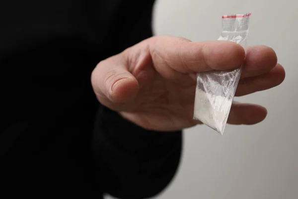 Drogadicción Hombre Con Bolsa Plástico Cocaína Sobre Fondo Gris Claro —  Fotos de Stock