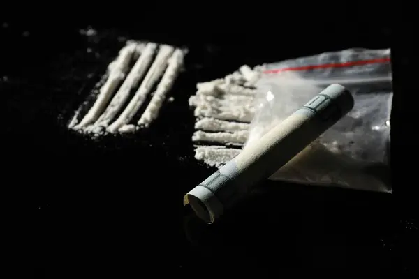 Drogadicción Bolsa Plástico Con Cocaína Billete Dólar Enrollado Mesa Negra —  Fotos de Stock