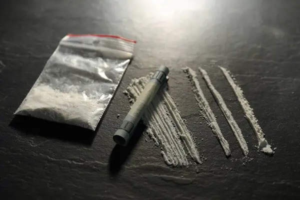 Drogadicción Bolsa Plástico Con Cocaína Billete Dólar Enrollado Sobre Mesa —  Fotos de Stock