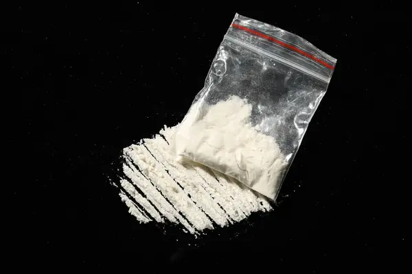 Drogadicción Bolsa Plástico Con Cocaína Sobre Fondo Negro Vista Superior —  Fotos de Stock