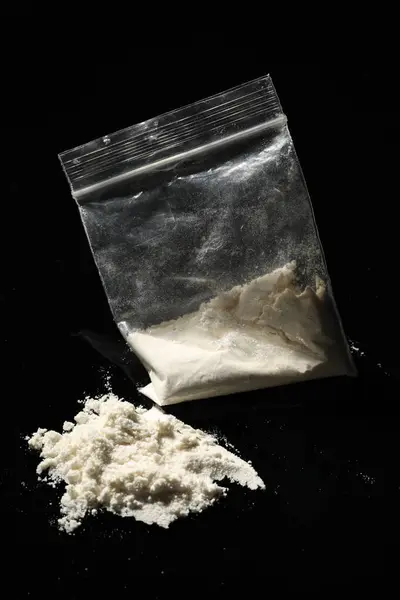 Drogadicción Bolsa Plástico Con Cocaína Sobre Fondo Negro Primer Plano —  Fotos de Stock