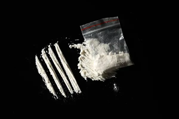 Drogadicción Bolsa Plástico Con Cocaína Sobre Fondo Negro Plano —  Fotos de Stock
