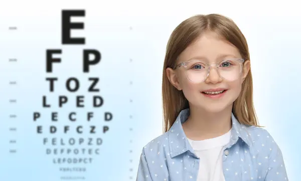 Test Wzroku Dziewczynka Okularach Wykresie Tle Gradientu Projekt Banera — Zdjęcie stockowe