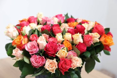 Işık arka plan üzerinde güzel gül buketi