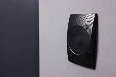 Gri duvarda manyetik kapı kilidi, mesaj için boşluk. Ev güvenliği