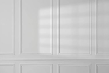 Beyaz duvardaki pencereden gelen ışık ve gölge