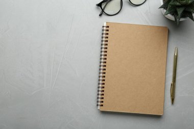 Düz kompozisyonda dizüstü bilgisayarı açık dokuma masasında. Metin için boşluk