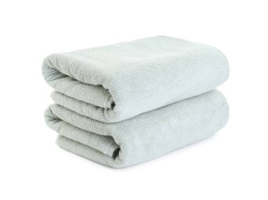 Yumuşak katlanmış terry havlular beyazda izole edilmiş.