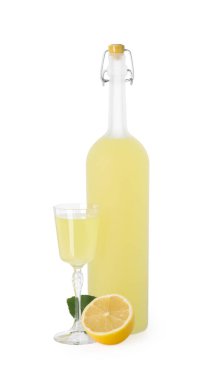 Lezzetli limoncello likörü, limon ve yeşil yaprağın yarısı beyaza izole edilmiş.