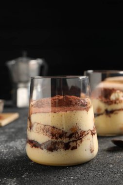 Gri desenli masada gözlüklü nefis tiramisu.