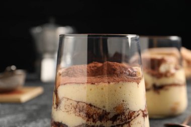 Lezzetli tiramisu, cam kaplı masada, yakın plan.