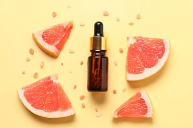 Soluk sarı arka planda greyfurt esaslı düz bileşim