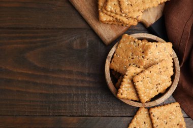 Tahta masada keten ve susam tohumlu gevrek krakerleri. Metin için boşluk