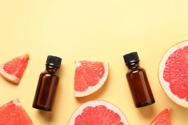 Soluk sarı arka planda greyfurt esaslı düz bileşim. Metin için boşluk