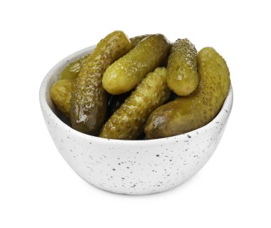 Beyaz tenceredeki lezzetli salatalık turşusu.