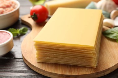 Lazanya malzemeleri ahşap masada, yakın plan.