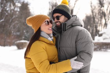 Güzel mutlu çift kış günü birlikte vakit geçiriyor.