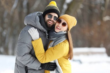 Güzel mutlu çift kış günü dışarıda. Metin için boşluk