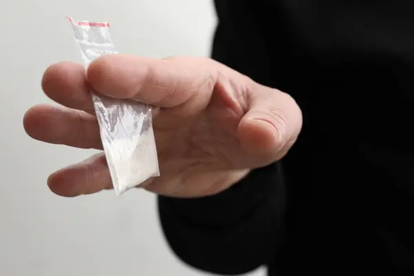Drogadicción Hombre Con Bolsa Plástico Cocaína Sobre Fondo Claro Primer —  Fotos de Stock