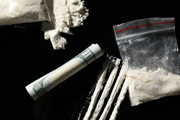 Drogadicción Bolsas Plástico Con Cocaína Billete Dólar Enrollado Sobre Fondo —  Fotos de Stock