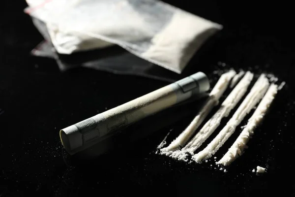 Drogadicción Billete Cocaína Dólar Enrollado Mesa Negra Primer Plano —  Fotos de Stock