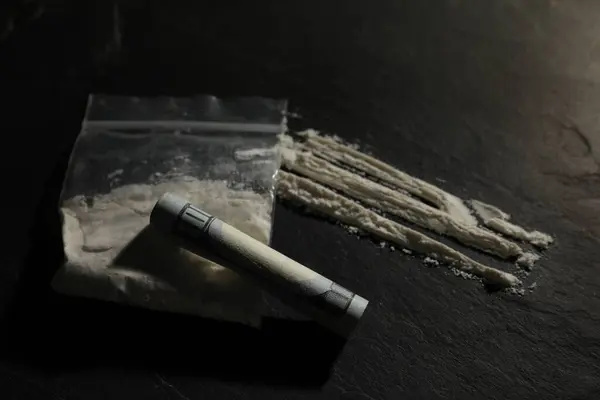 Drogadicción Bolsa Plástico Con Cocaína Billete Dólar Enrollado Sobre Mesa —  Fotos de Stock
