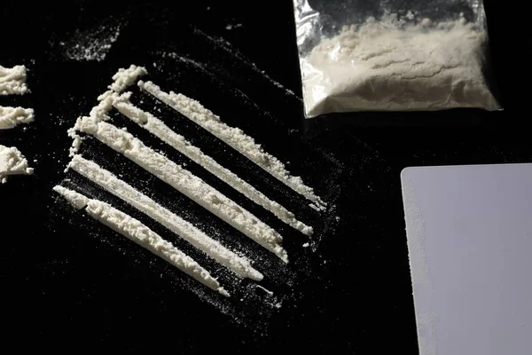 Drogadicción Cocaína Tarjeta Blanco Sobre Fondo Negro Plano Laico —  Fotos de Stock